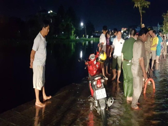 Cần Thơ: Nước ngập đường, 1 phụ nữ rơi xuống hồ mất tích