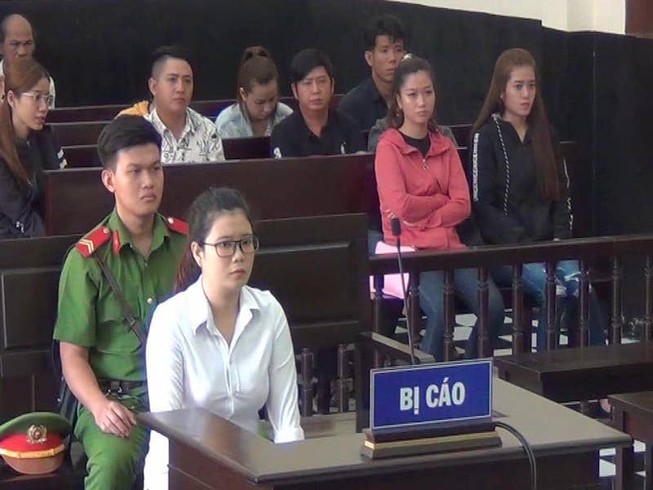 Tranh cãi tiền 'bo', nữ tiếp viên karaoke giết đồng nghiệp