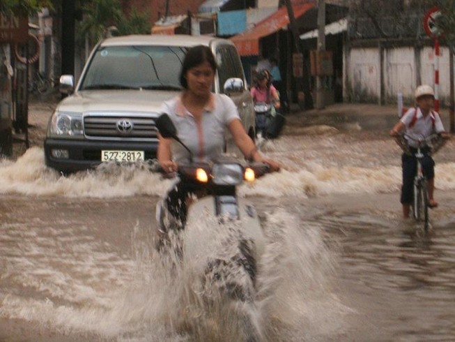 Nâng đường làm sao không gây ngập nhà dân?