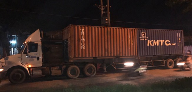 Bắt “sống” xe quá tải né trạm cân, đi vào đường cấm