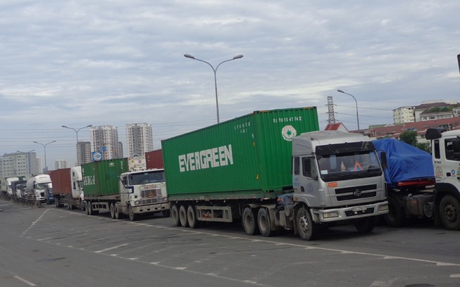 Tài xế ngồi bó gối vì kẹt xe xuyên đêm