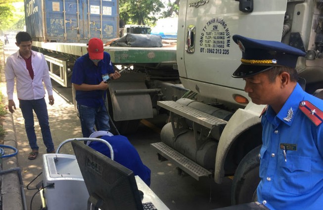 TP.HCM kiểm tra gắt khói xe tải, xe buýt