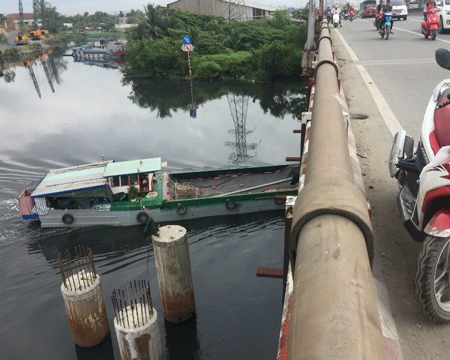 Nguy cơ nhiều cầu cũ, yếu bị tàu va là sập