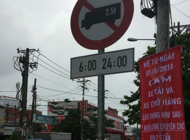Khẩn trương thay biển báo cấm xe tải vào nội đô