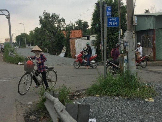 Ngổn ngang đường dẫn cao tốc TP.HCM - Trung Lương