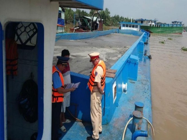 Xử phạt nặng ghe tàu neo đậu bến lậu