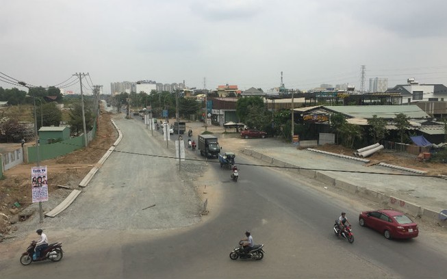 Cầu đường nối quận 2 và 9 'tắc' vì vướng mặt bằng