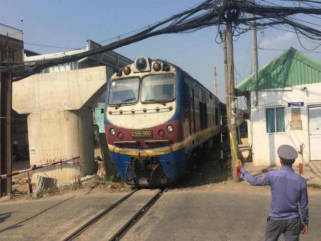 Tháng 4, lao dầm khoang thông thuyền cầu đường sắt Bình Lợi