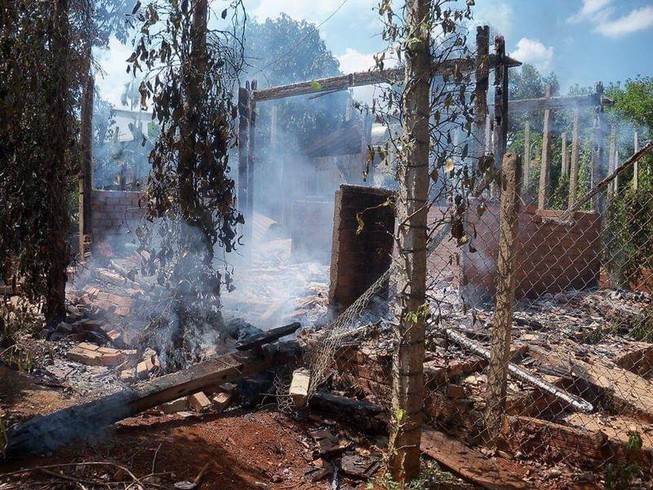Say rượu, đốt luôn nhà mẹ đẻ
