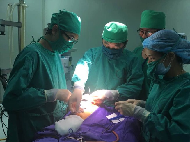 Phẫu thuật ghép sọ não cho bé trai 37 ngày tuổi