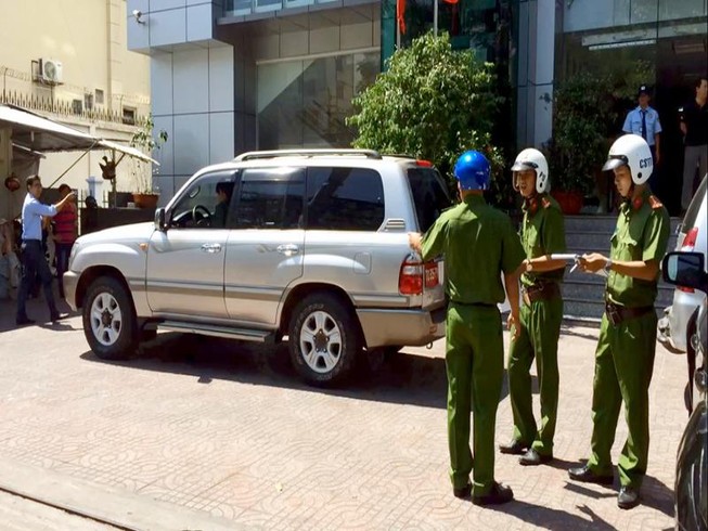 Quận 3 phạt 3 ô tô biển số đỏ đậu chiếm vỉa hè