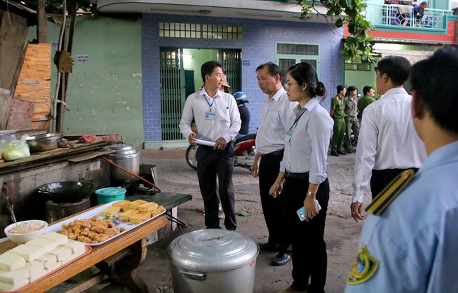 Nữ chủ tịch phường kiểm tra vỉa hè lúc 5 giờ sáng