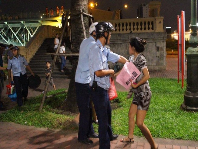 Vắng ông Hải, các phường ra quân dẹp vỉa hè trong đêm