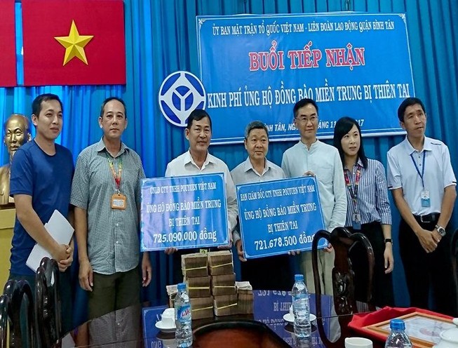 Công nhân góp từng đồng tiền lẻ cho đồng bào miền Trung