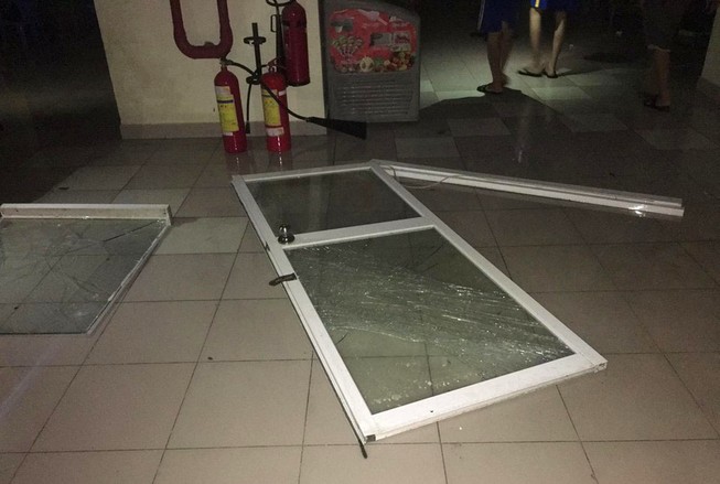 Mưa trước bão số 14, ký túc ĐHQG TP.HCM sập tường kính