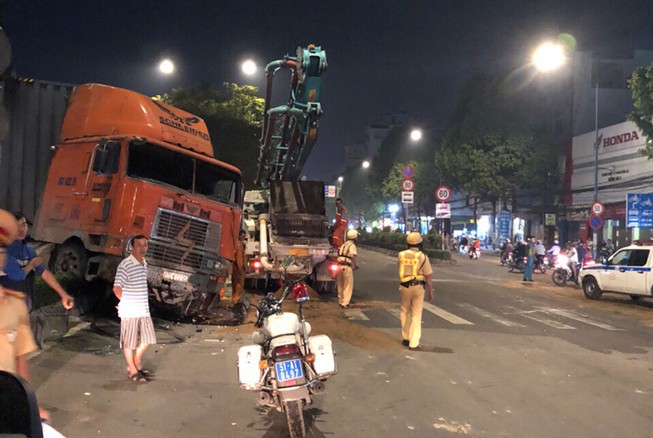 Ô tô lật nhào trên đường Trường Chinh vì cán phải nhớt