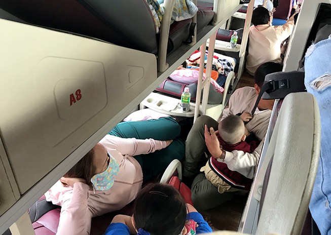 Xe khách nhồi nhét, người nằm, người ngồi la lối om sòm