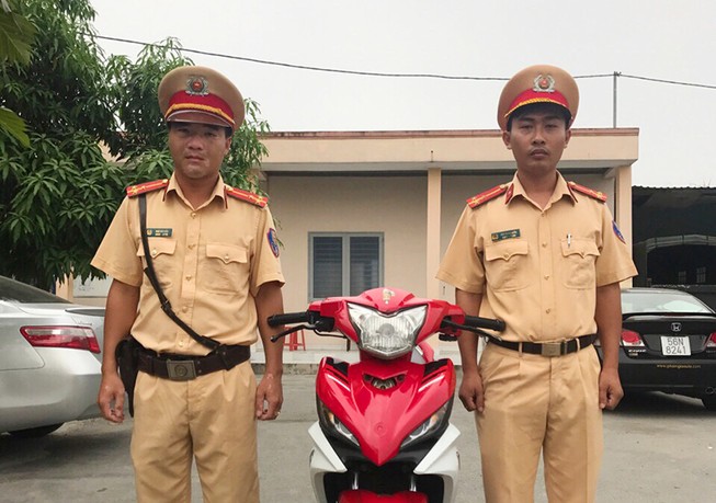 CSGT tóm gọn 2 kẻ trộm từ chiếc xe không chìa khóa cổ