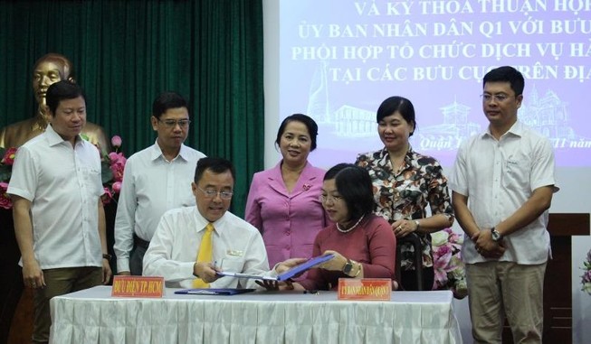 Người dân đến bưu điện xin cấp phép xây dựng ở quận 1