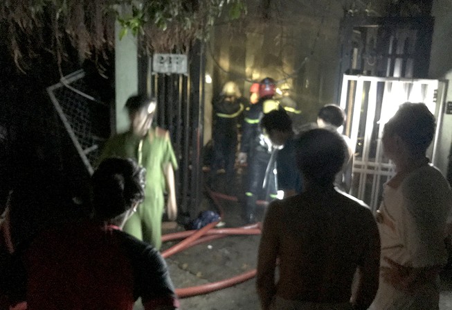 Nửa đêm, cả khu phố nháo nhào vì xe máy phát nổ
