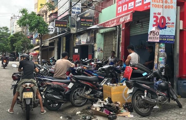 Dân TP.HCM ùn ùn đẩy xe đi sửa vì chết máy