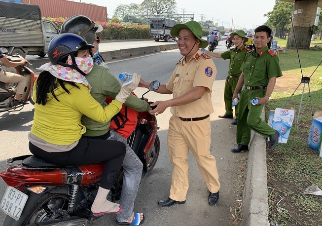 Chai nước nghĩa tình của CSGT trên đường về quê ăn Tết