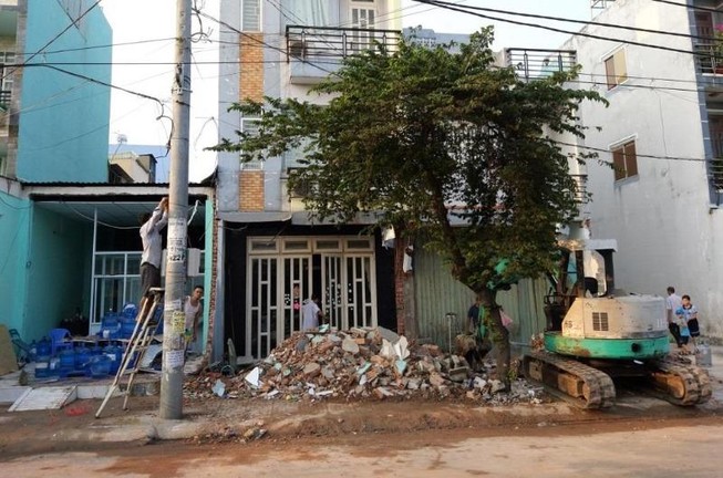 4 nhà bị container tông ở Bình Tân được hỗ trợ 8 triệu đồng