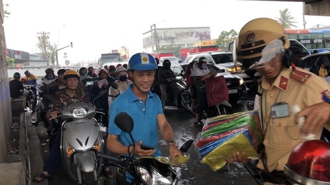 CSGT chỉ người dân cách đi xe an toàn trong mùa mưa