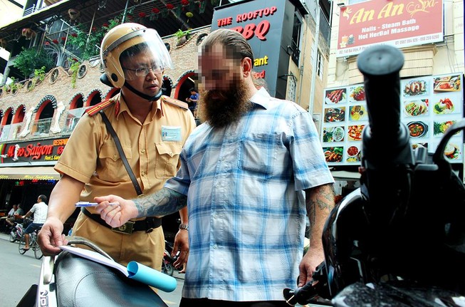 Du khách Mỹ bị CSGT ‘vịn’ ở phố Tây: Bỏ xe, không ký biên bản
