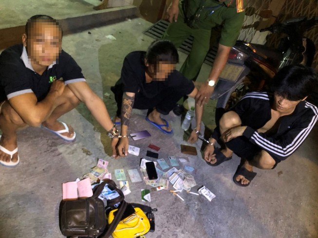 CSGT quận 12 bắt quả tang nghi can tàng trữ ma túy