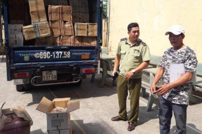CSGT An Lạc bắt gần 1 tấn bánh Trung Quốc nghi nhập lậu