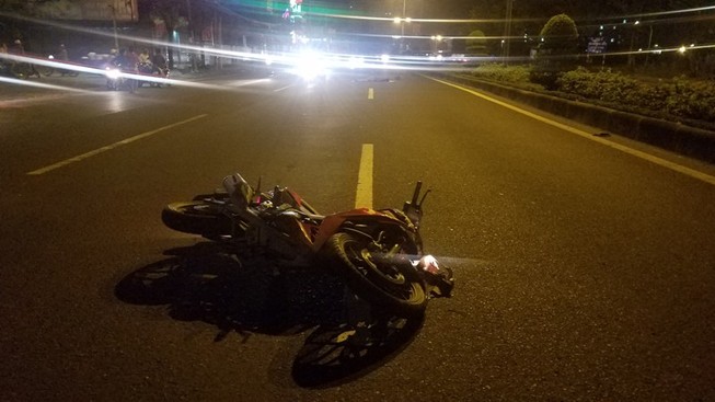 Xe máy quẹt vào dải phân cách, trượt dài cả trăm mét