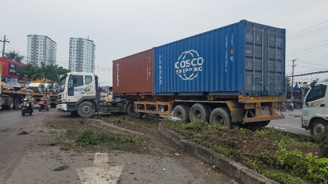 Tránh xe máy xe đầu kéo leo dải phân cách QL51