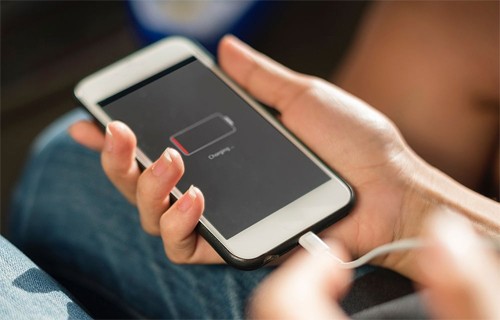 Chơi game khi sạc pin điện thoại, thanh niên bị bỏng nặng