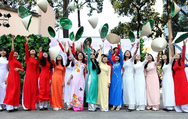Hơn 1.000 người đẹp khoe dáng trong tà áo dài
