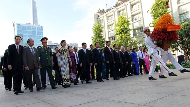 Bí thư Đinh La Thăng dâng hương, dâng hoa tưởng nhớ Bác Hồ