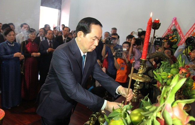 Chủ tịch nước cùng kiều bào dâng hương Bác Hồ