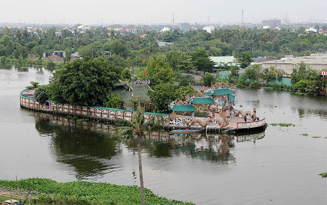 Cận cảnh ngôi miếu hơn 300 năm giữa sông ở Sài Gòn