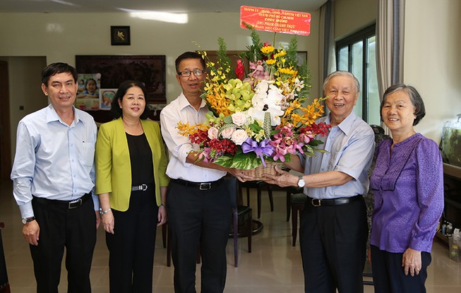 Lãnh đạo TP.HCM thăm nguyên giám đốc Sở GD&ĐT TP.HCM