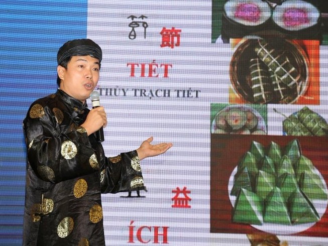 Ăn Tết tây bàn chuyện Tết ta