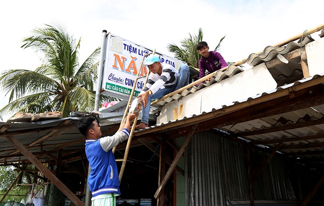 Dân Cà Mau hối hả chằng chống nhà trước khi bão vào