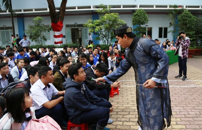 Học sinh nghe nói chuyện Tết trong ngày đưa ông Táo