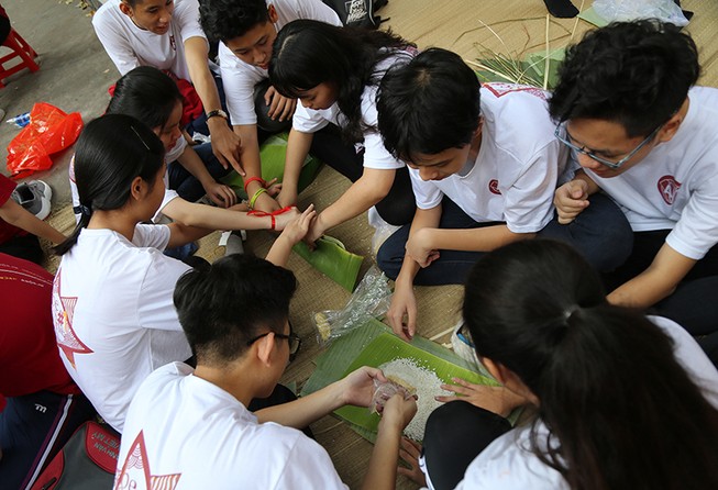 Học sinh Trưng Vương gói bánh chưng tặng trẻ em mồ côi