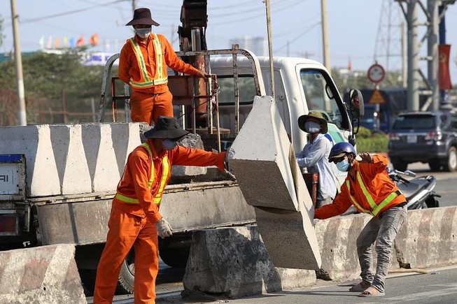 Phơi mình làm việc dưới cái nắng rát da ở Sài Gòn