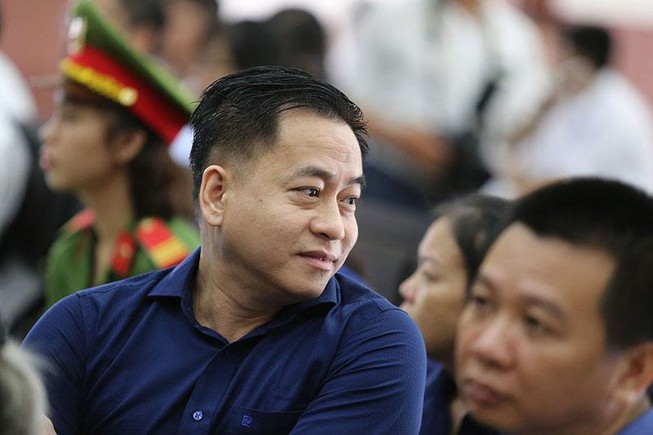 Vũ 'nhôm' mỏi mắt tìm người thân trong ngày ra toà