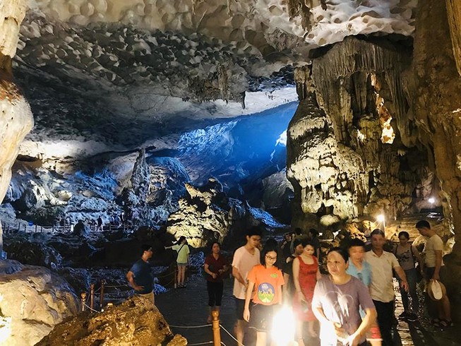 Cận cảnh hang động làm du khách 'sửng sốt' khi đến Hạ Long