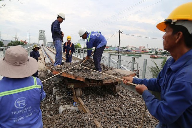 Tất bật thi công cầu sắt Bình Lợi mới trước ngày thông xe