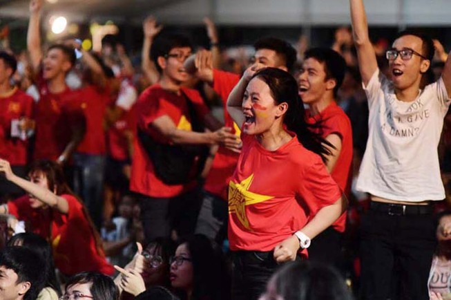 Cổ động viên mừng bàn thắng của Quang Hải vào lưới Malaysia