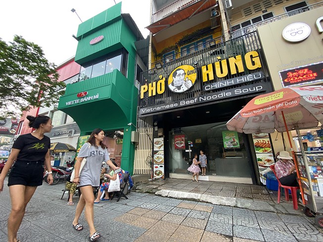 Cận cảnh nhà hàng Món Huế im lìm, ông chủ biệt tăm
