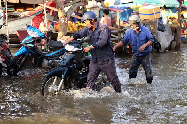 Người dân Sài Gòn vật lộn với triều cường đạt đỉnh